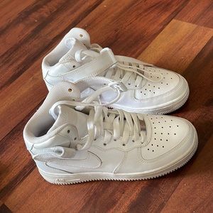 Air Force 1’s mid top